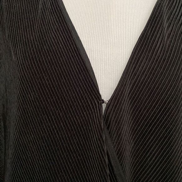 ASTR The Label Women's Long Sleeve Pleated Crop Top in Black - Picture 5 of 11